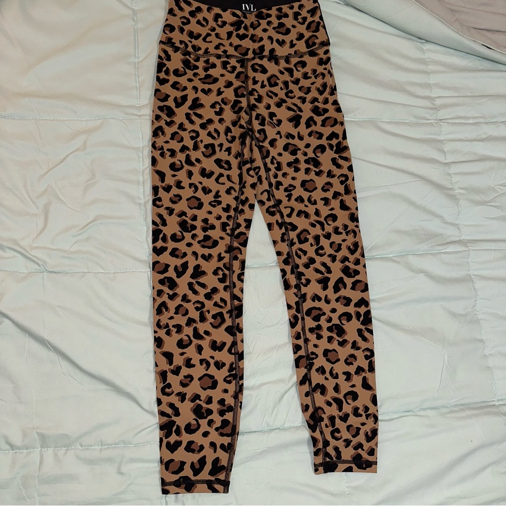 EUC Women’s IVL Tan Cheetah Leggings Size 4
